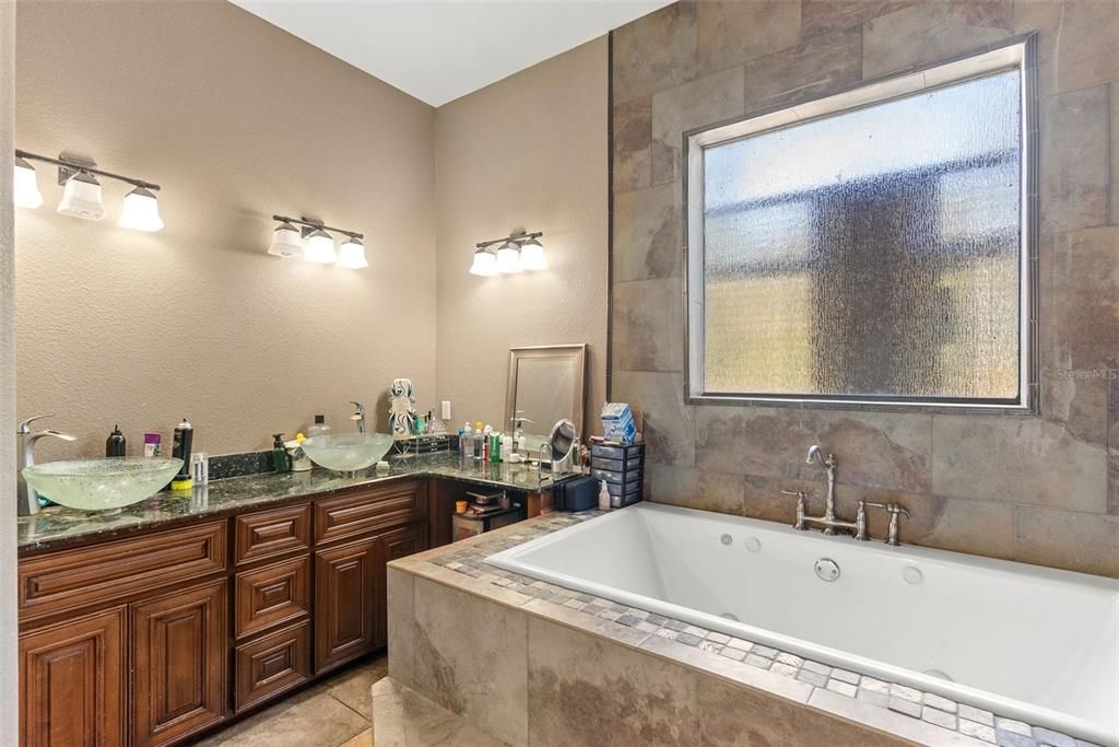 For Sale: $875,000 (4 beds, 3 baths, 4996 Square Feet)