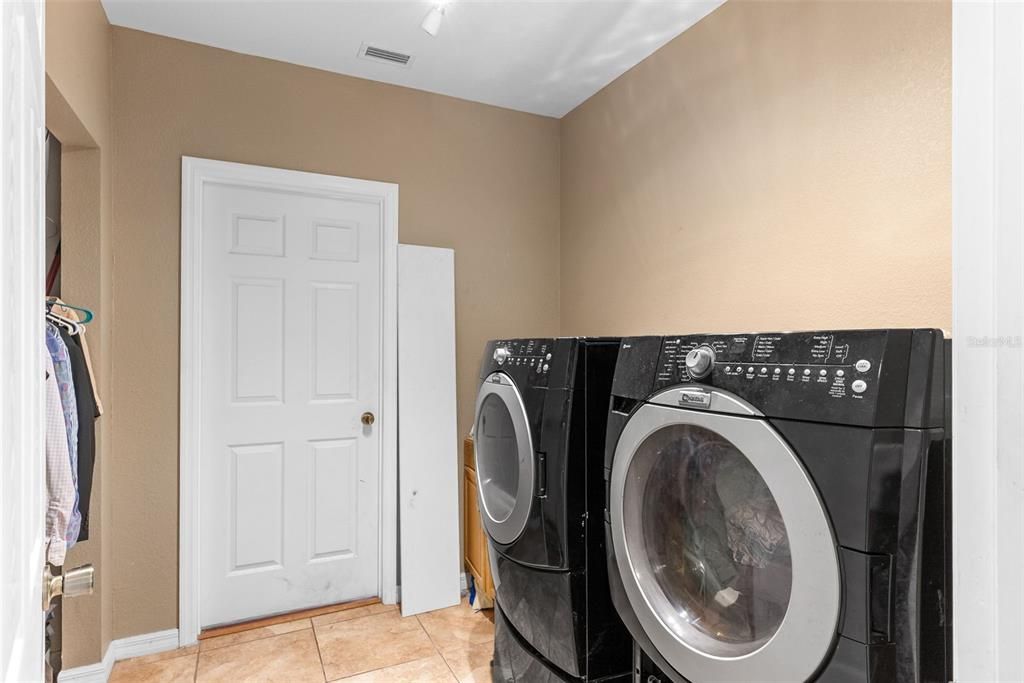 For Sale: $875,000 (4 beds, 3 baths, 4996 Square Feet)