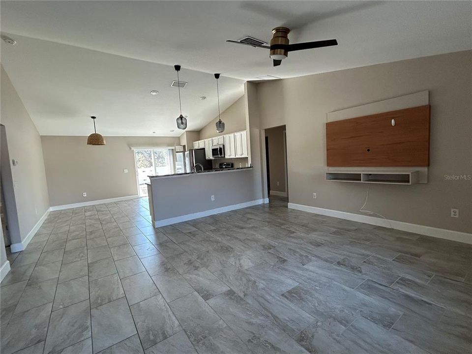 For Rent: $1,850 (3 beds, 2 baths, 1337 Square Feet)