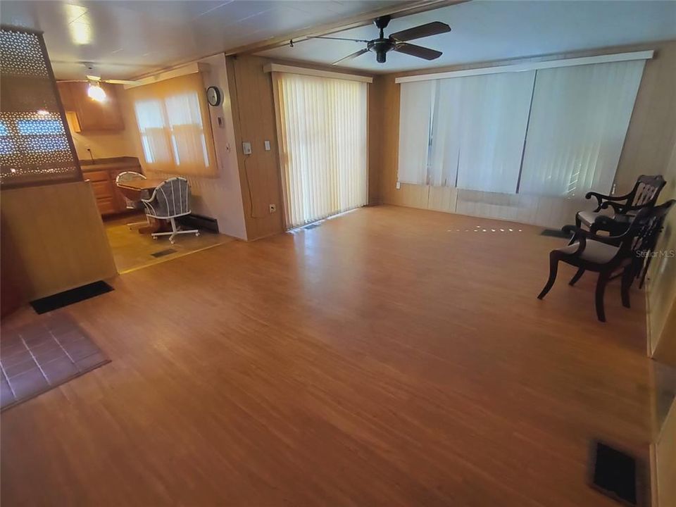 待售: $169,000 (2 贝兹, 1 浴室, 820 平方英尺)