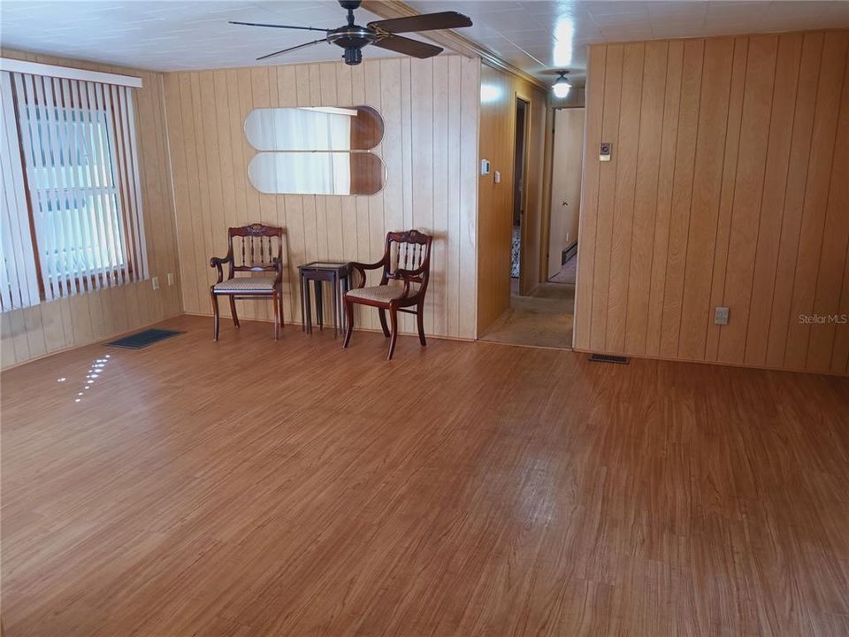 待售: $169,000 (2 贝兹, 1 浴室, 820 平方英尺)