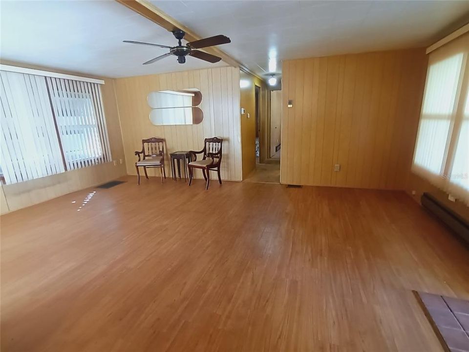 待售: $169,000 (2 贝兹, 1 浴室, 820 平方英尺)