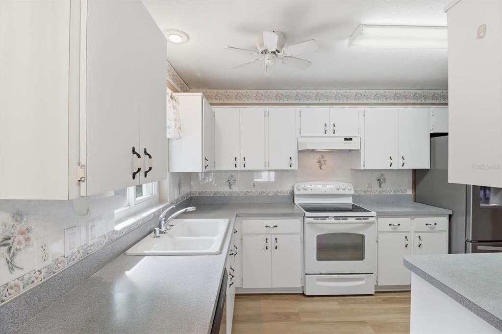 For Sale: $239,900 (2 beds, 2 baths, 1396 Square Feet)