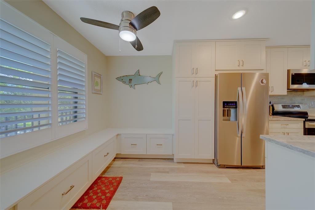 На продажу: $299,999 (2 спален, 2 ванн, 1000 Квадратных фут)