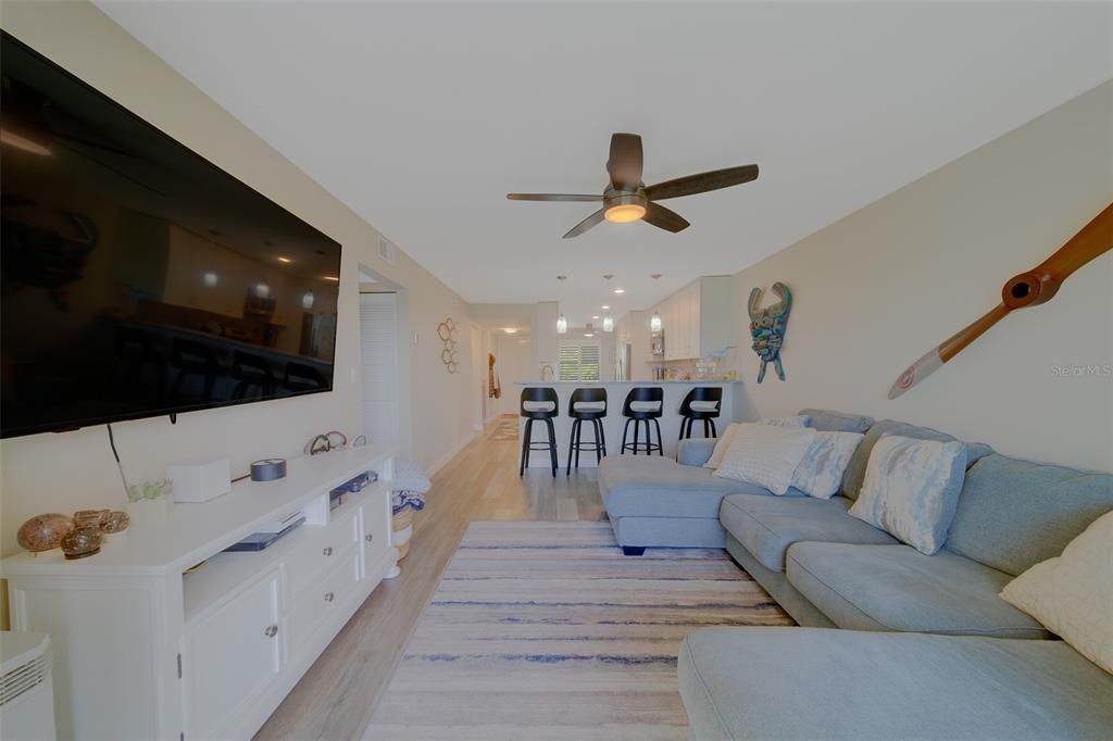 На продажу: $299,999 (2 спален, 2 ванн, 1000 Квадратных фут)