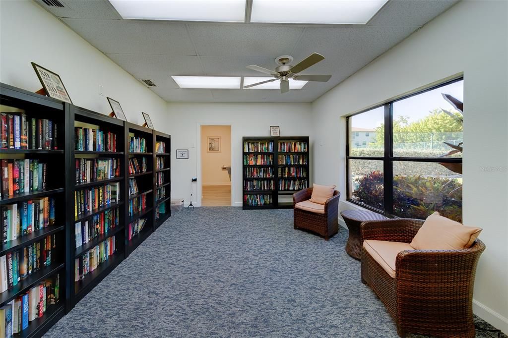 На продажу: $299,999 (2 спален, 2 ванн, 1000 Квадратных фут)