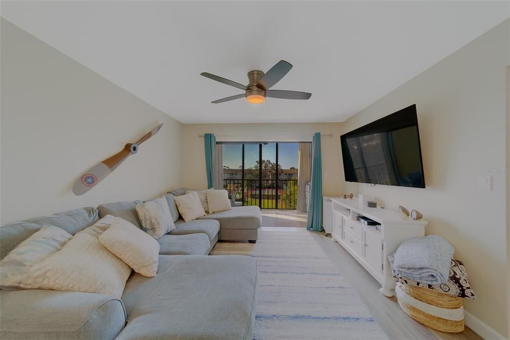 На продажу: $299,999 (2 спален, 2 ванн, 1000 Квадратных фут)