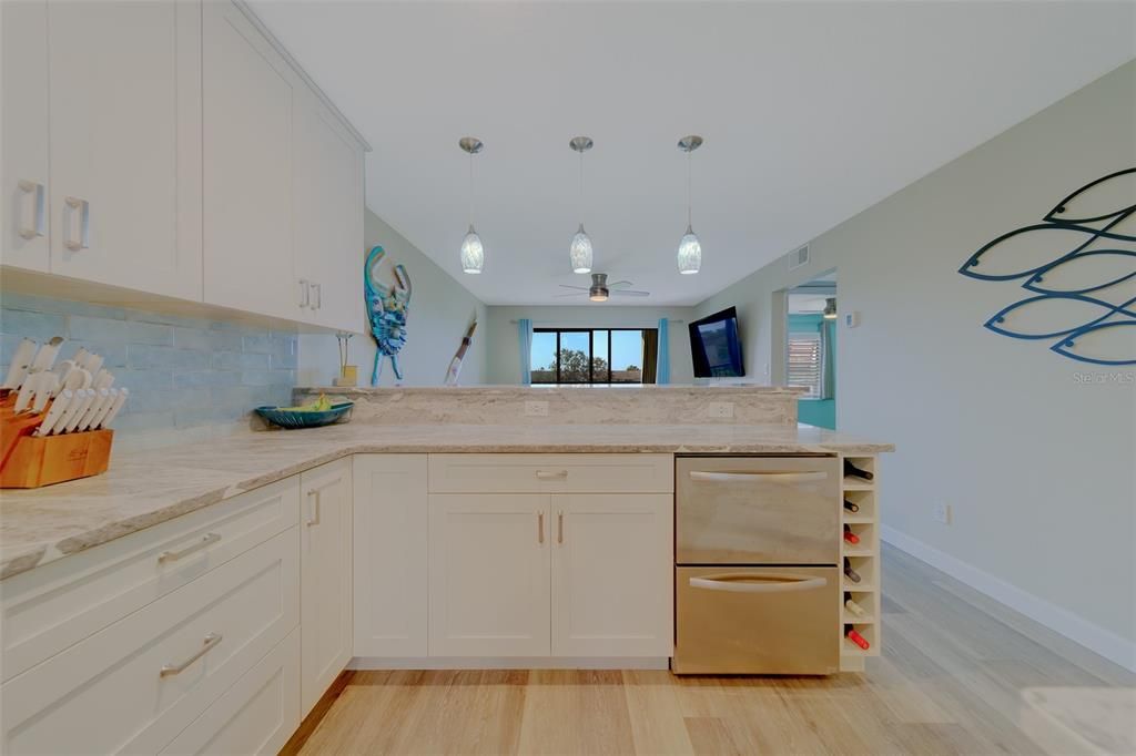 На продажу: $299,999 (2 спален, 2 ванн, 1000 Квадратных фут)