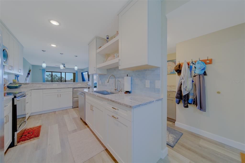 На продажу: $299,999 (2 спален, 2 ванн, 1000 Квадратных фут)