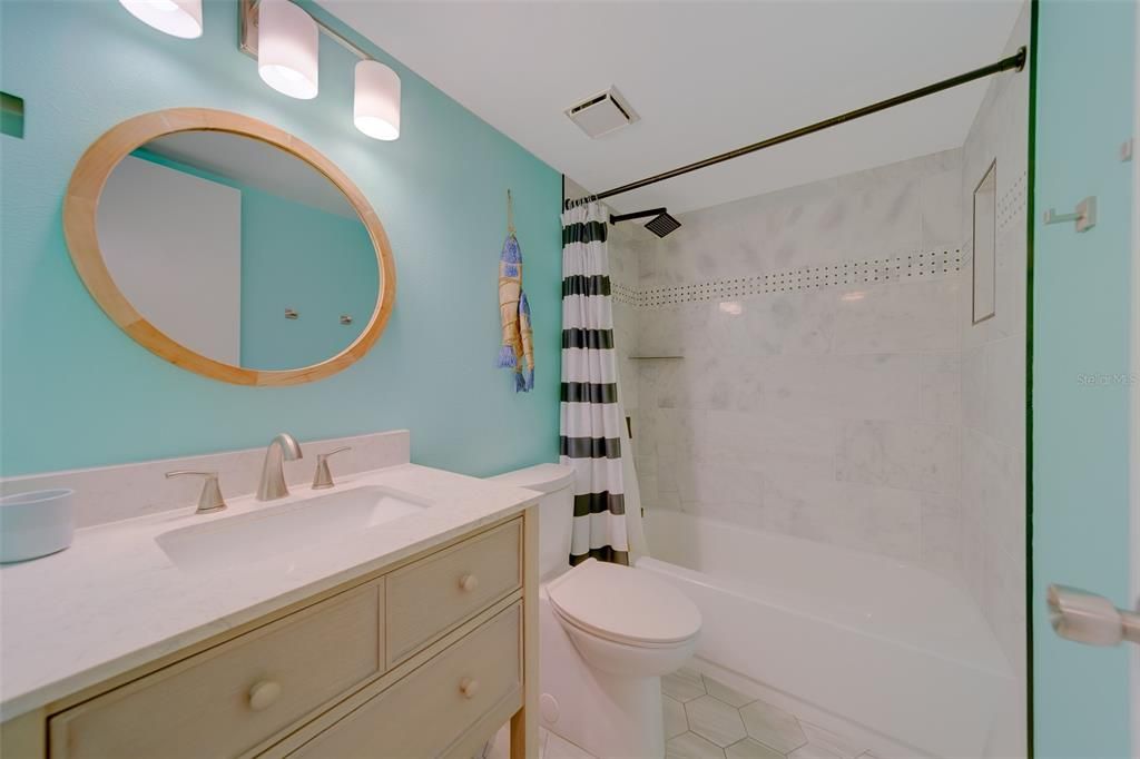 На продажу: $299,999 (2 спален, 2 ванн, 1000 Квадратных фут)