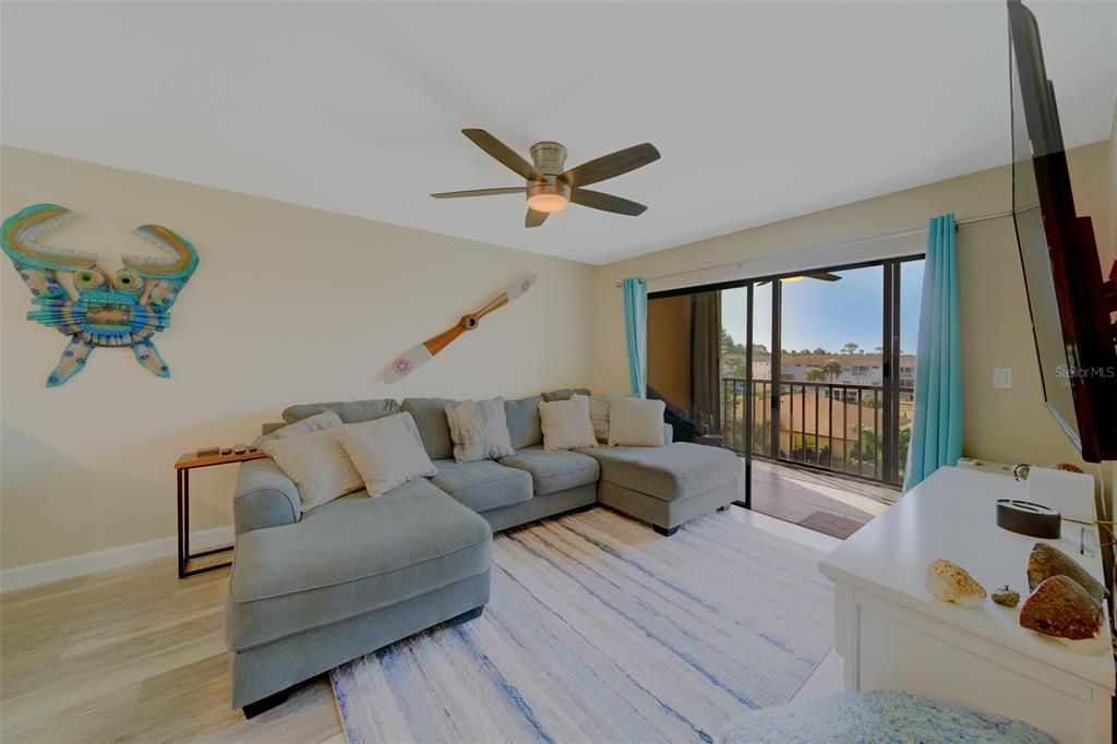 На продажу: $299,999 (2 спален, 2 ванн, 1000 Квадратных фут)