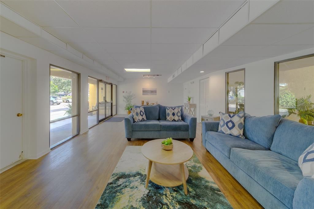 На продажу: $299,999 (2 спален, 2 ванн, 1000 Квадратных фут)