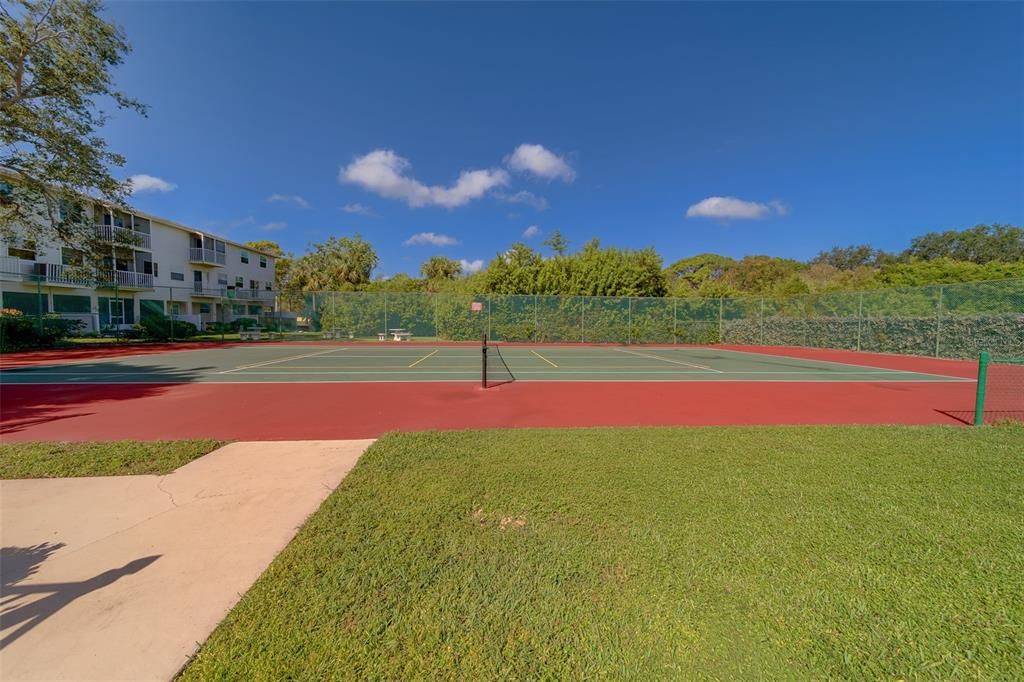 На продажу: $299,999 (2 спален, 2 ванн, 1000 Квадратных фут)