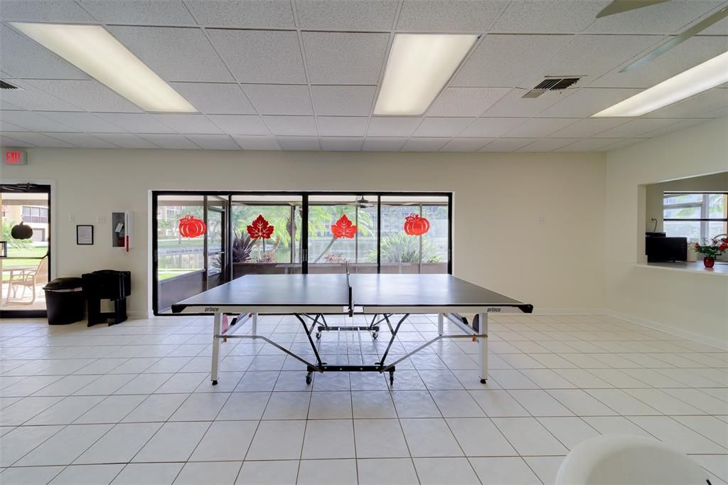 На продажу: $299,999 (2 спален, 2 ванн, 1000 Квадратных фут)