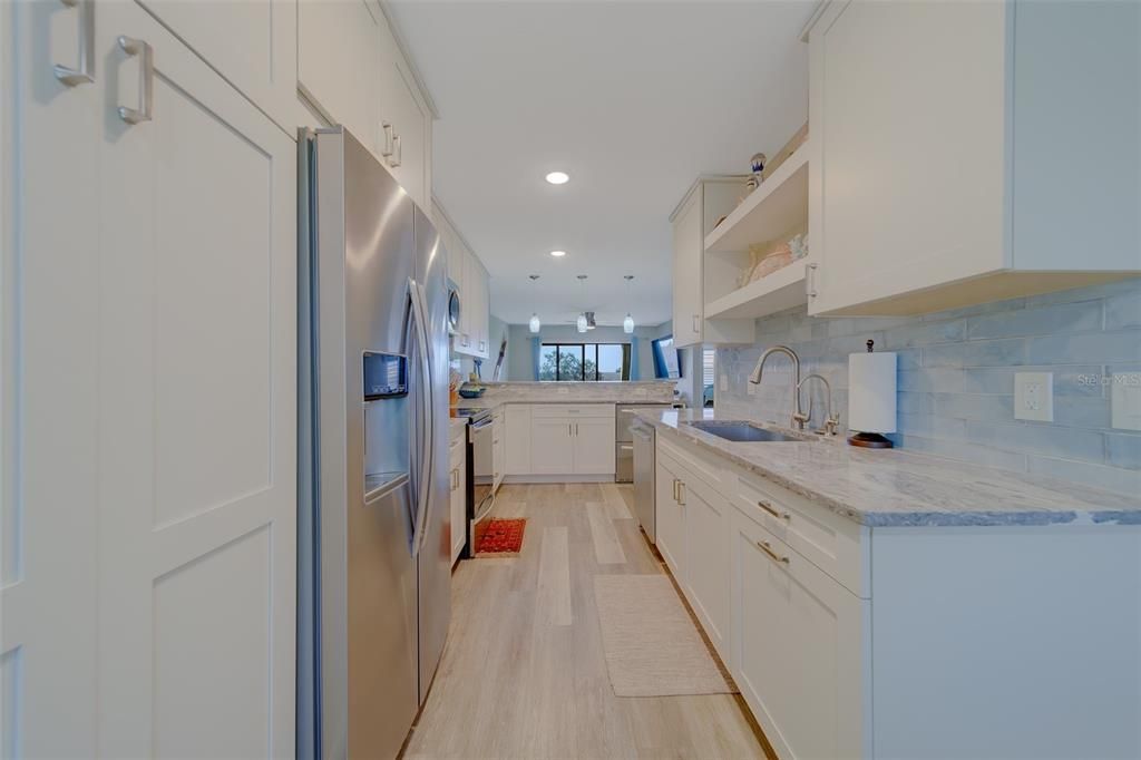 На продажу: $299,999 (2 спален, 2 ванн, 1000 Квадратных фут)