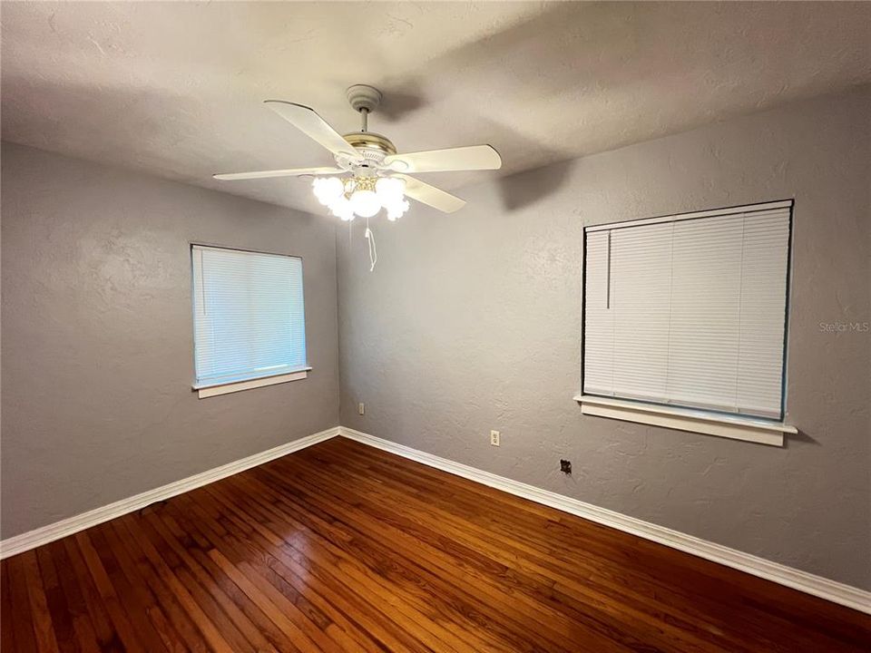 出租: $1,600 (2 贝兹, 1 浴室, 926 平方英尺)