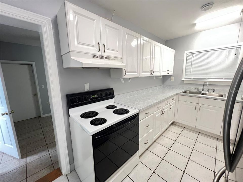 出租: $1,600 (2 贝兹, 1 浴室, 926 平方英尺)