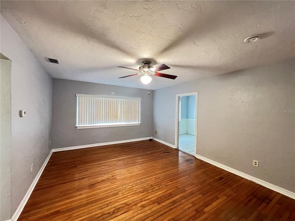 出租: $1,600 (2 贝兹, 1 浴室, 926 平方英尺)