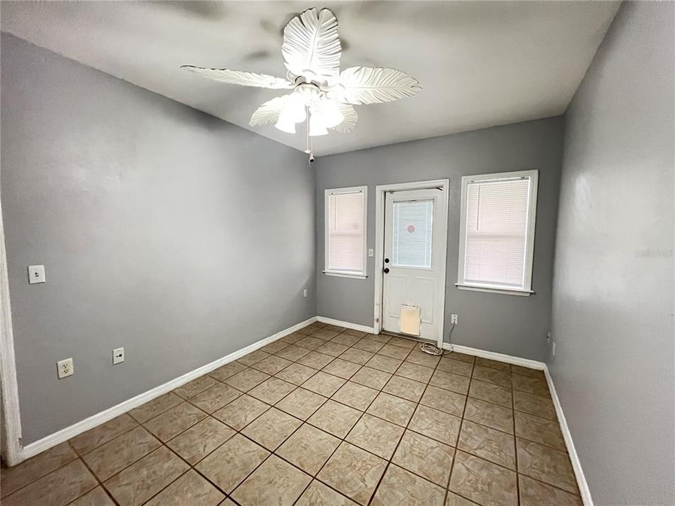 出租: $1,600 (2 贝兹, 1 浴室, 926 平方英尺)