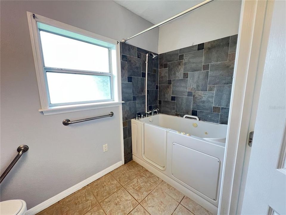 出租: $1,600 (2 贝兹, 1 浴室, 926 平方英尺)