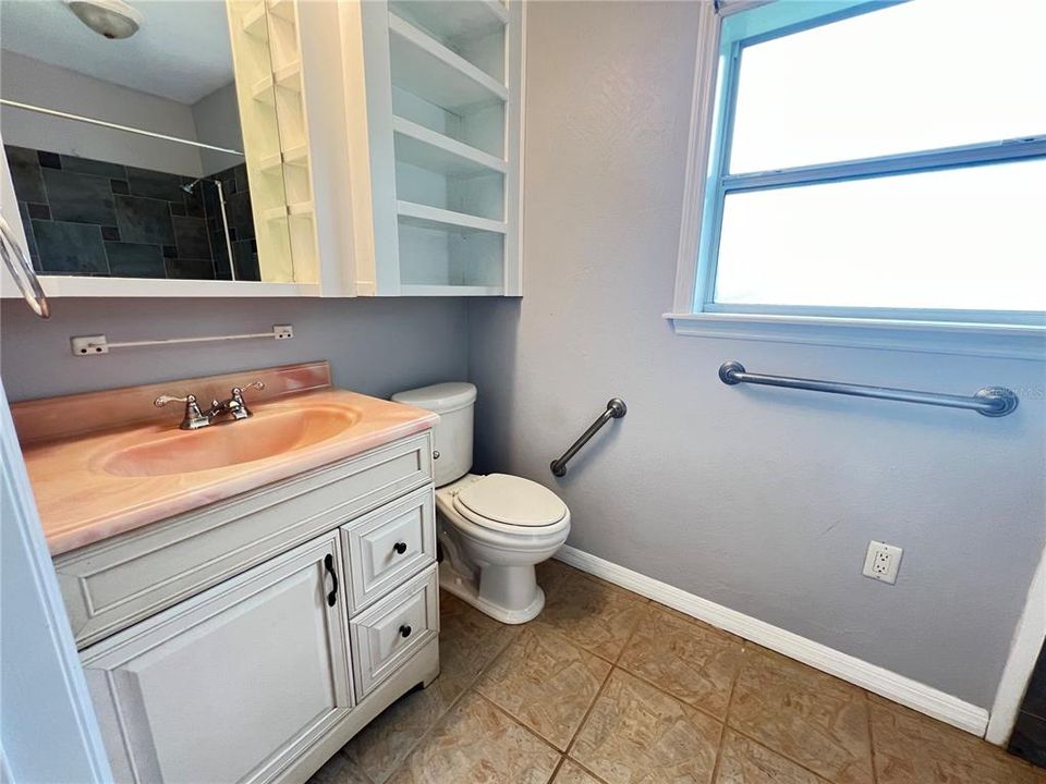 出租: $1,600 (2 贝兹, 1 浴室, 926 平方英尺)