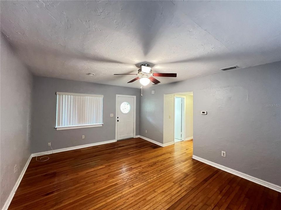 出租: $1,600 (2 贝兹, 1 浴室, 926 平方英尺)