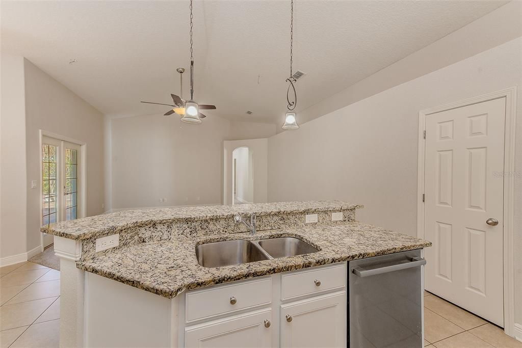 En Venta: $514,900 (4 camas, 3 baños, 2258 Pies cuadrados)