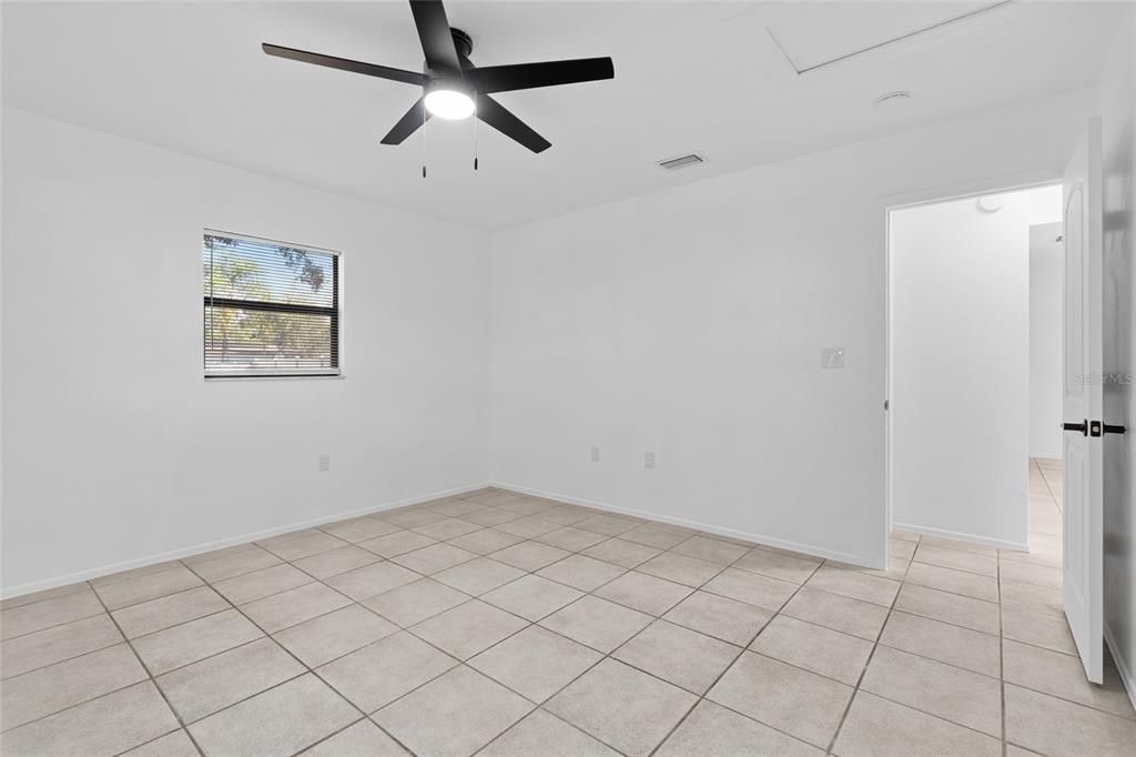 合同活跃: $425,000 (4 贝兹, 0 浴室, 1792 平方英尺)