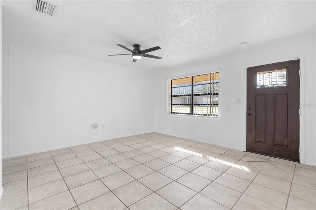 合同活跃: $425,000 (4 贝兹, 0 浴室, 1792 平方英尺)