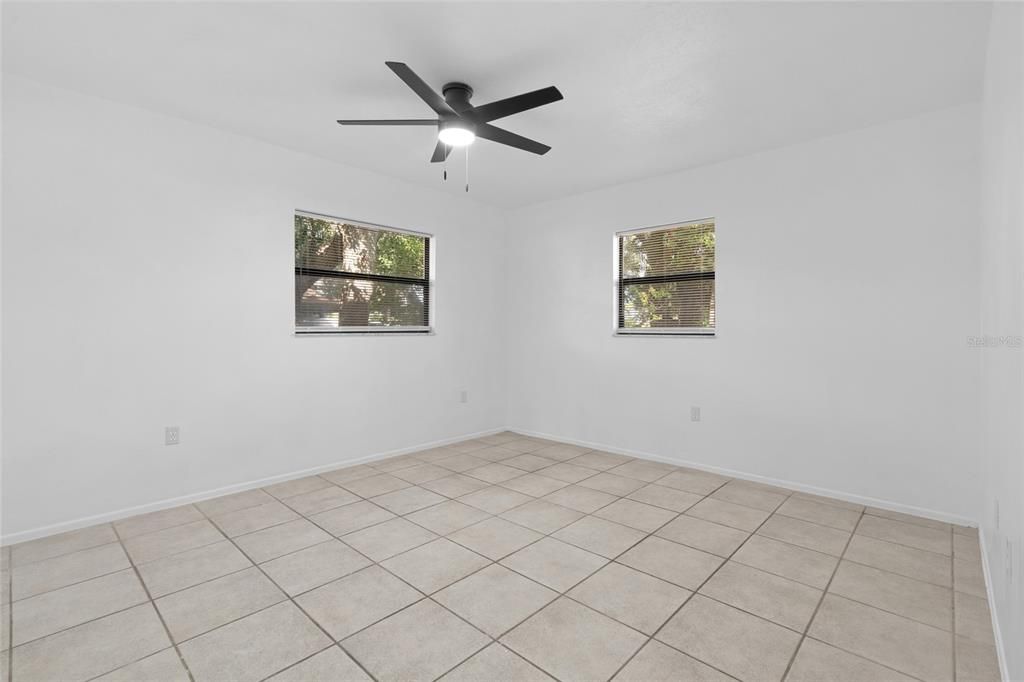 合同活跃: $425,000 (4 贝兹, 0 浴室, 1792 平方英尺)