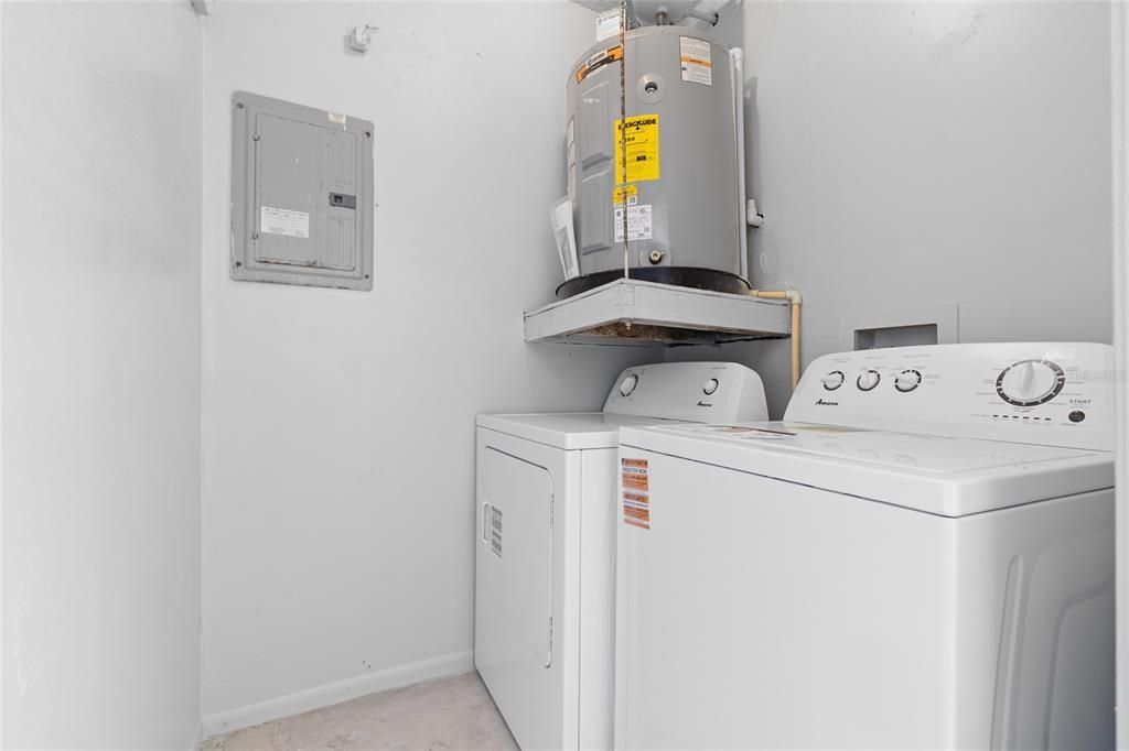 合同活跃: $425,000 (4 贝兹, 0 浴室, 1792 平方英尺)