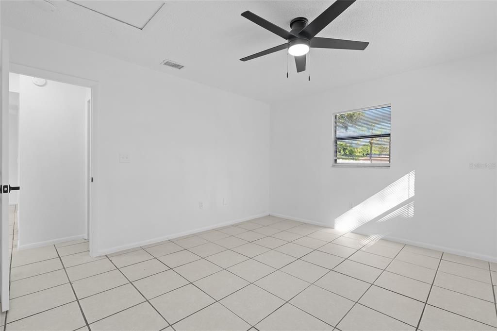 合同活跃: $425,000 (4 贝兹, 0 浴室, 1792 平方英尺)