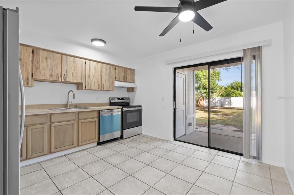 合同活跃: $425,000 (4 贝兹, 0 浴室, 1792 平方英尺)