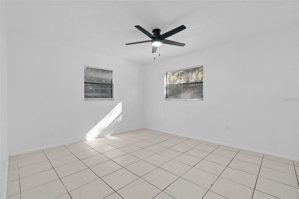 合同活跃: $425,000 (4 贝兹, 0 浴室, 1792 平方英尺)