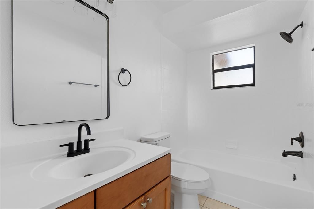 合同活跃: $425,000 (4 贝兹, 0 浴室, 1792 平方英尺)