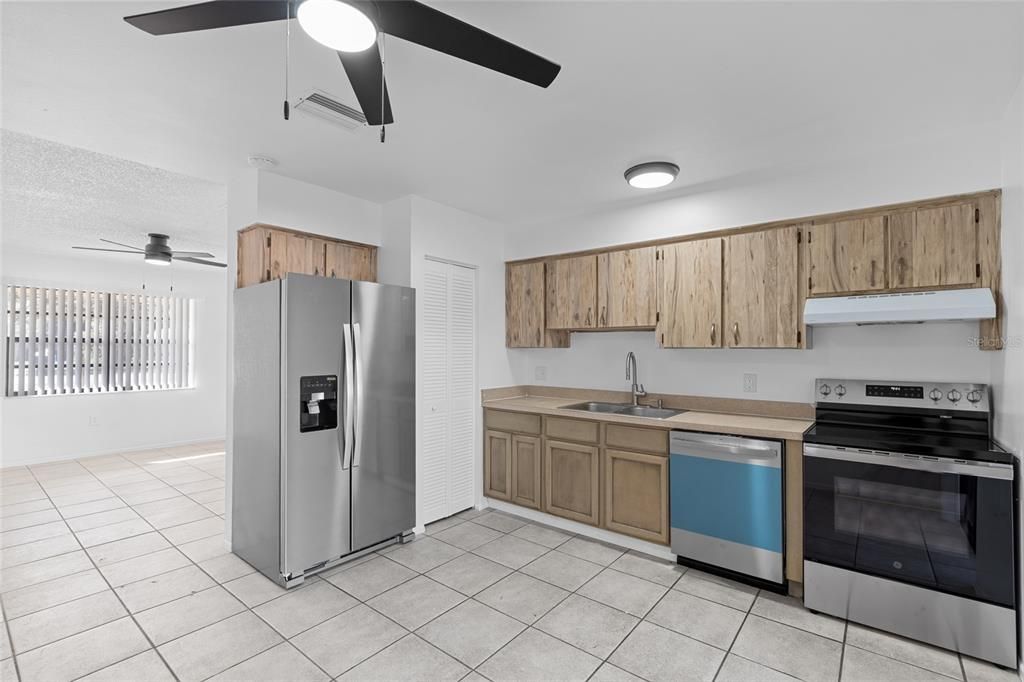 合同活跃: $425,000 (4 贝兹, 0 浴室, 1792 平方英尺)