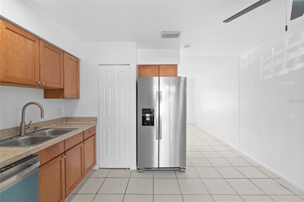 合同活跃: $425,000 (4 贝兹, 0 浴室, 1792 平方英尺)