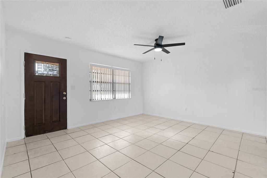 合同活跃: $425,000 (4 贝兹, 0 浴室, 1792 平方英尺)