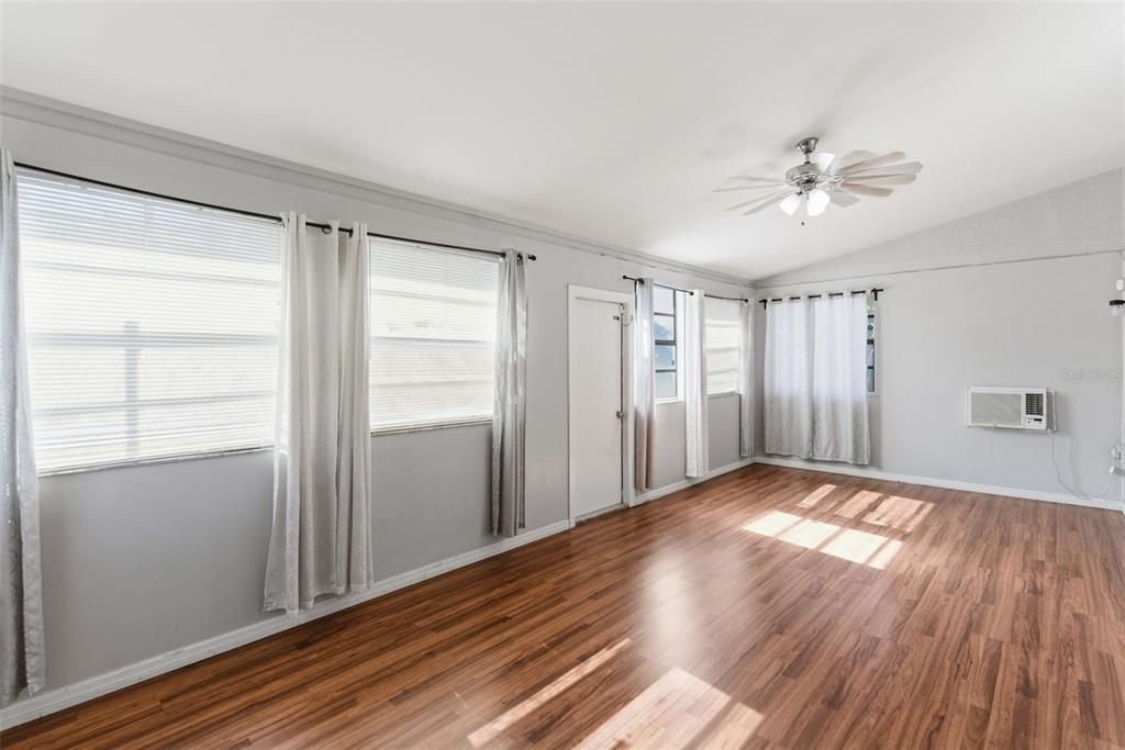 For Rent: $2,200 (3 beds, 2 baths, 1635 Square Feet)