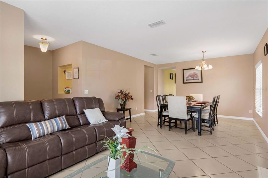 For Sale: $349,990 (4 beds, 2 baths, 1972 Square Feet)