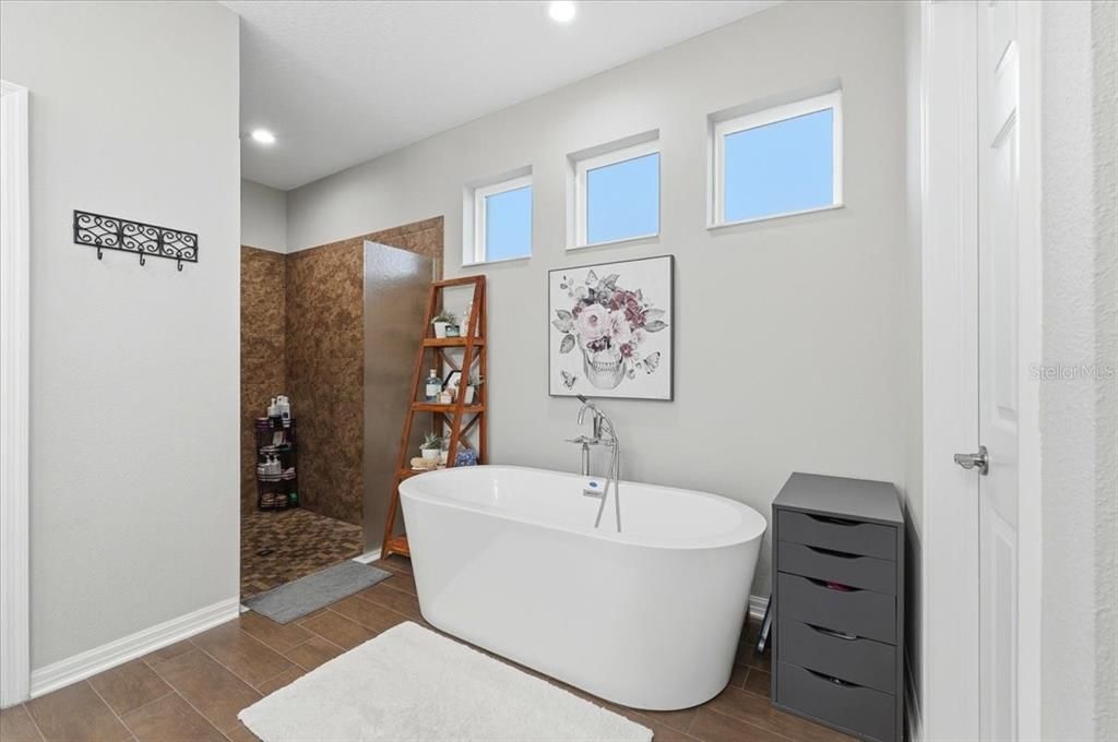 En Venta: $635,000 (4 camas, 3 baños, 2546 Pies cuadrados)