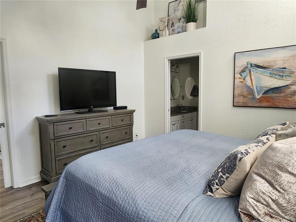 For Rent: $2,400 (2 beds, 2 baths, 1346 Square Feet)