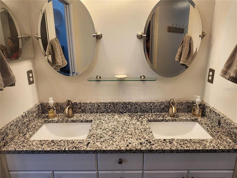 For Rent: $2,400 (2 beds, 2 baths, 1346 Square Feet)