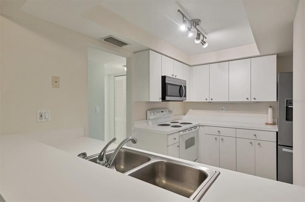 待售: $219,000 (2 贝兹, 2 浴室, 875 平方英尺)