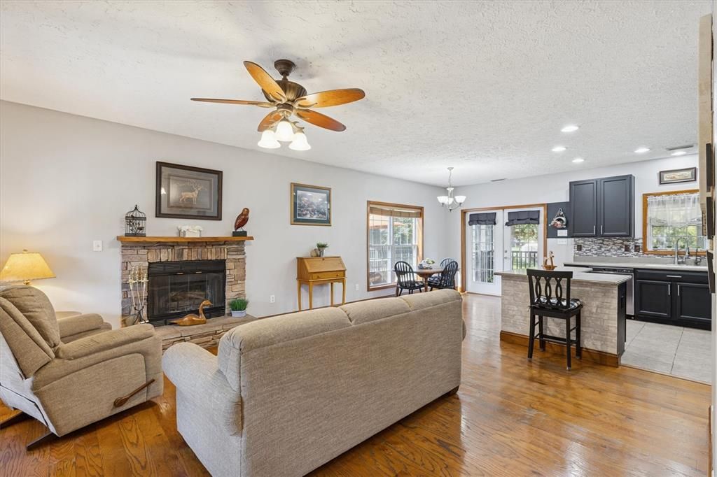 For Sale: $800,000 (4 beds, 3 baths, 2078 Square Feet)