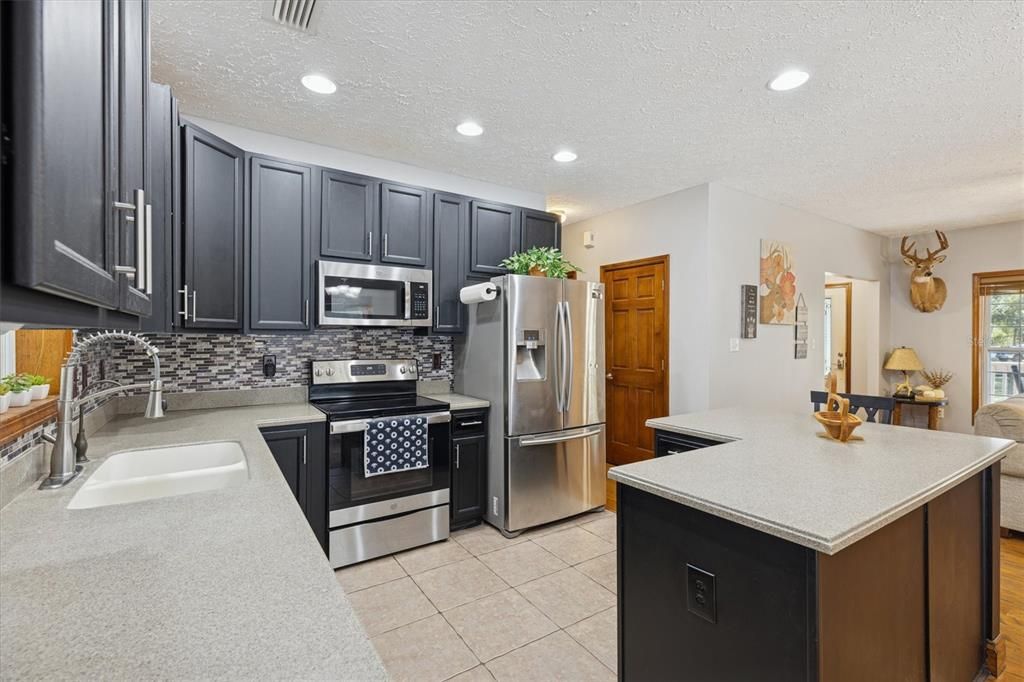 For Sale: $800,000 (4 beds, 3 baths, 2078 Square Feet)