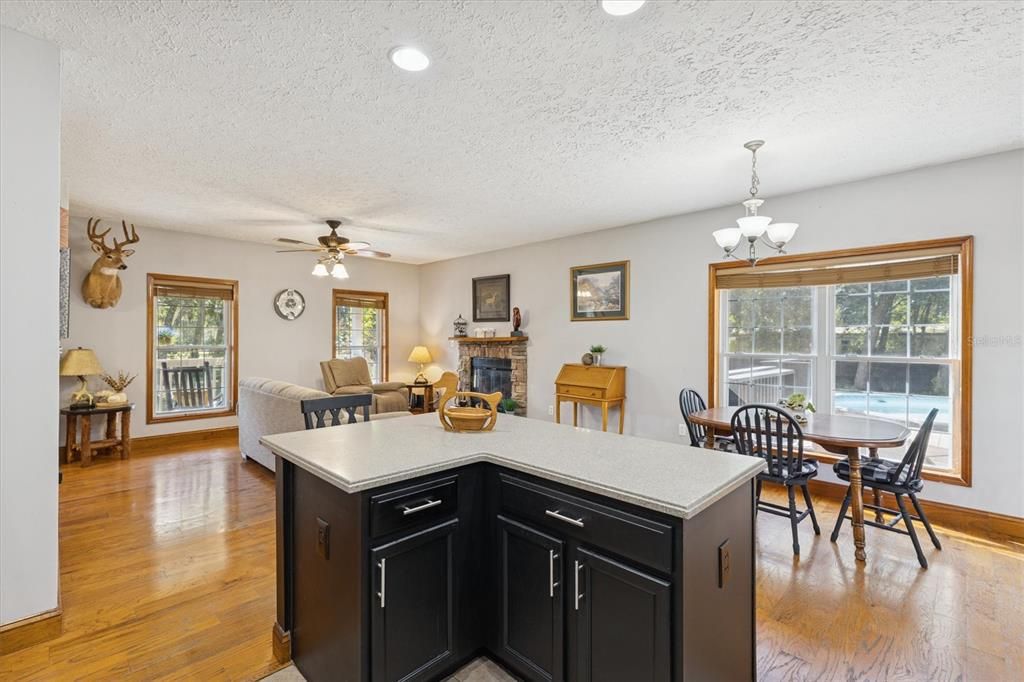 For Sale: $800,000 (4 beds, 3 baths, 2078 Square Feet)