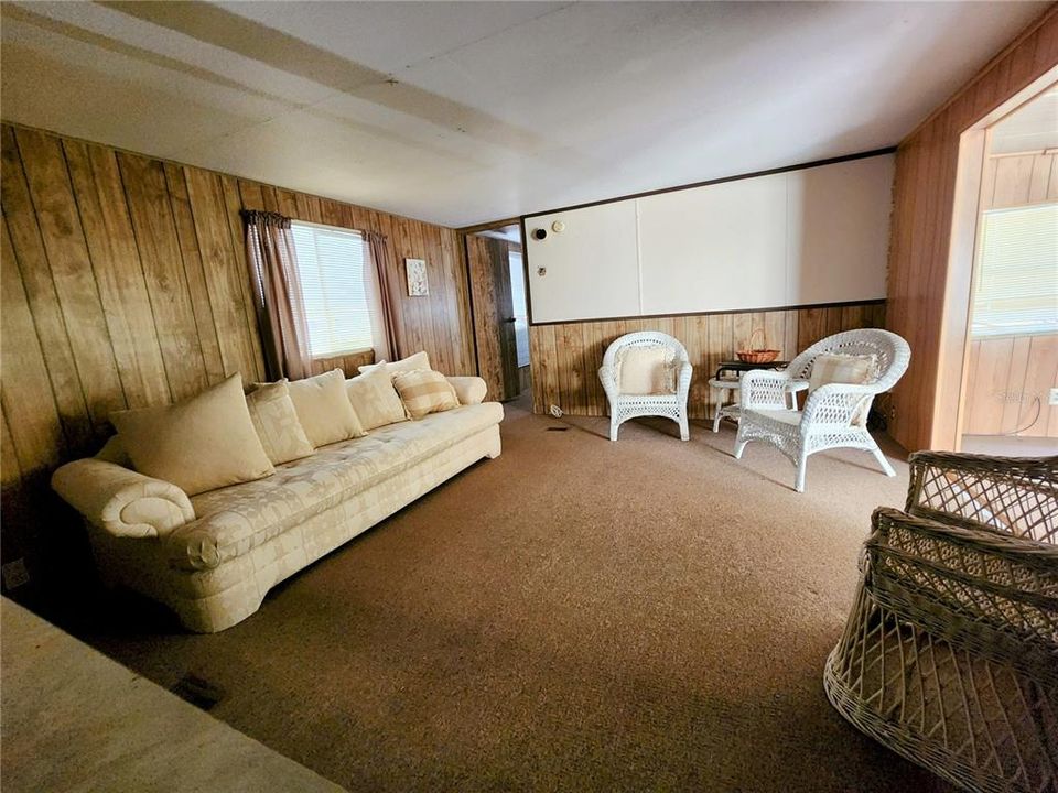 待售: $125,000 (2 贝兹, 1 浴室, 1008 平方英尺)