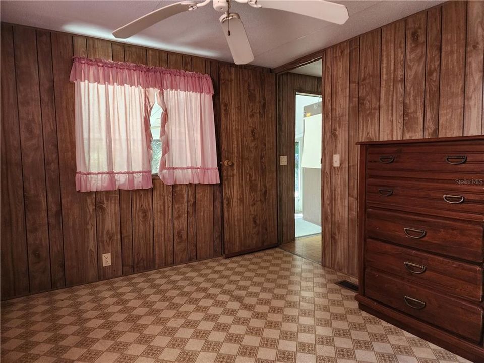 待售: $125,000 (2 贝兹, 1 浴室, 1008 平方英尺)