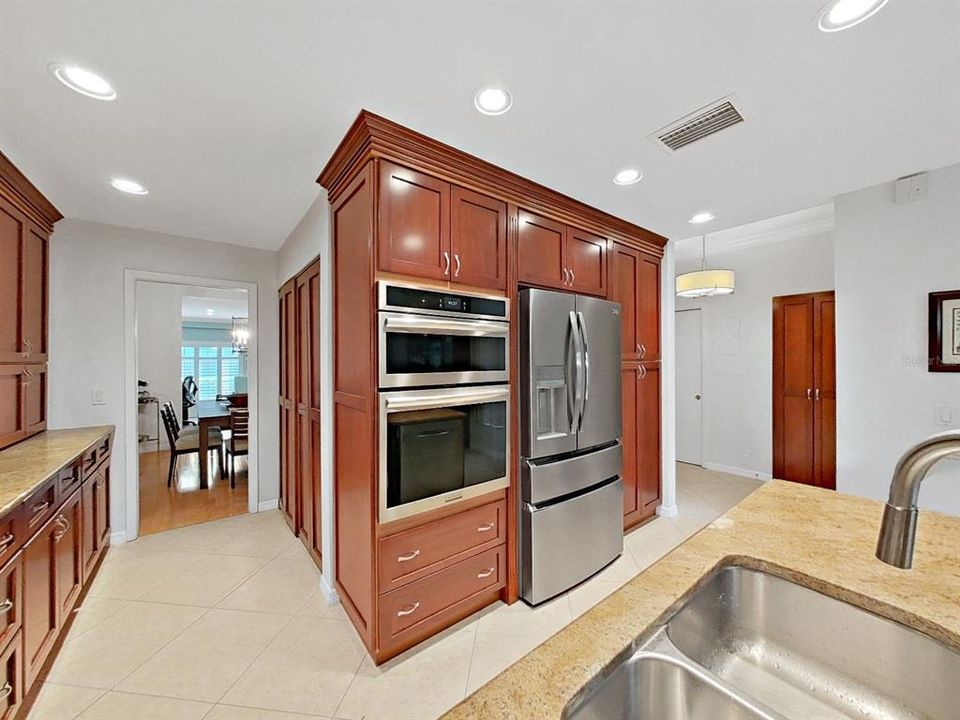 Activo con contrato: $382,731 (3 camas, 2 baños, 1715 Pies cuadrados)